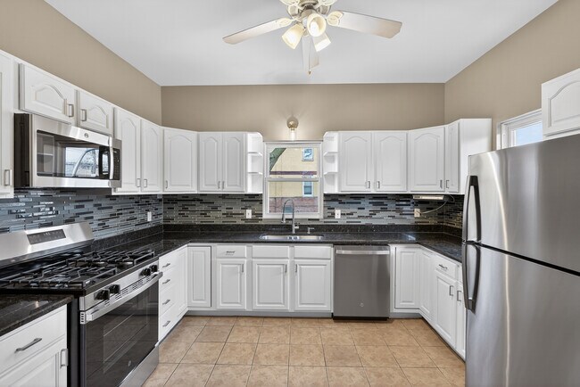 Foto del edificio - 1657 N Harding Ave