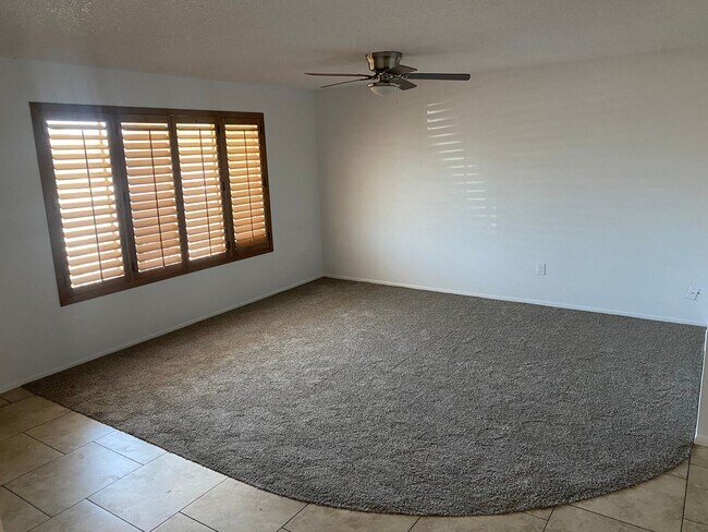 Building Photo - 3/2 sfh 2 car garage, huge yard 35th Ave &...