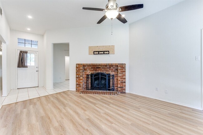 Foto del edificio - 215 Meadowbrook Ln