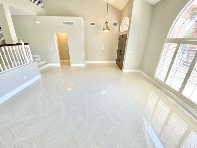 Building Photo - BEAUITFUL GATED PROPERTY 6 BEDROOMS/3 FULL...