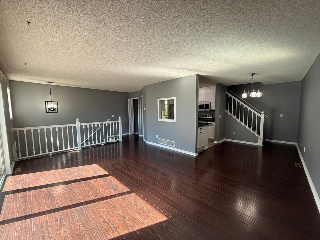 Foto principal - RENT SPECIAL! Updated 2 Bed, 2.5 Bath Appl...