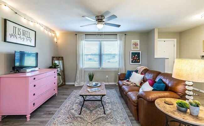 Foto del edificio - Great 3 bedroom 2 bathroom house with lots...