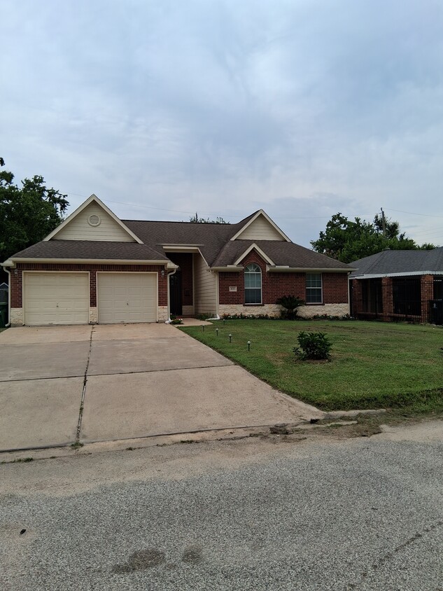 2 car gaarage - 3727 Idaho St