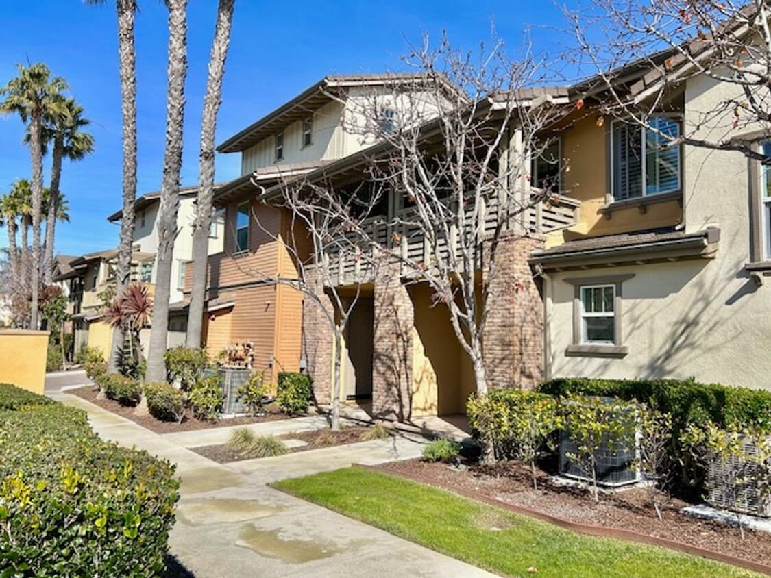 Oxnard 2 Bed + 2.5 Bath TriLevel Condo House Rental in Oxnard