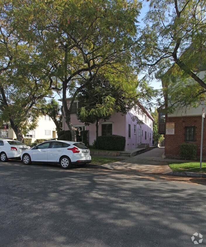 Foto del edificio - 1652 Rodney Dr