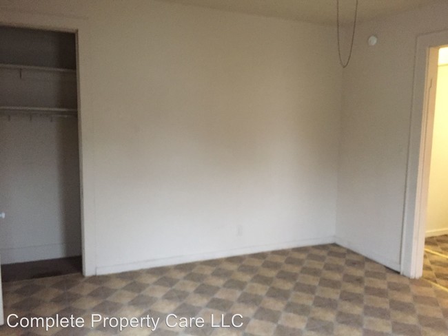 Building Photo - 735 N Elm St