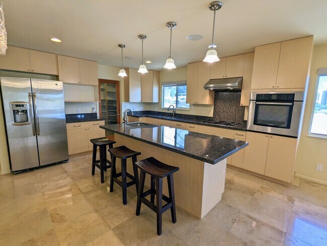 Foto del edificio - Large Luxury 4 bedroom 2 bath home with  2...
