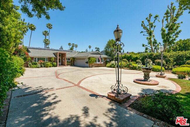 Foto del edificio - 8760 White Oak Ave