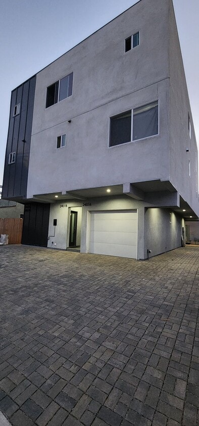Photo - 2401 Redondo Blvd (Los Angeles, CA)