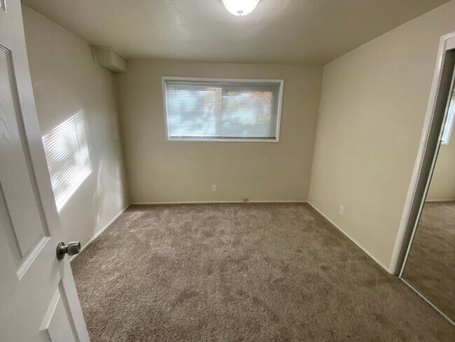 Building Photo - Downtown 2 bedroom ground floor apartment