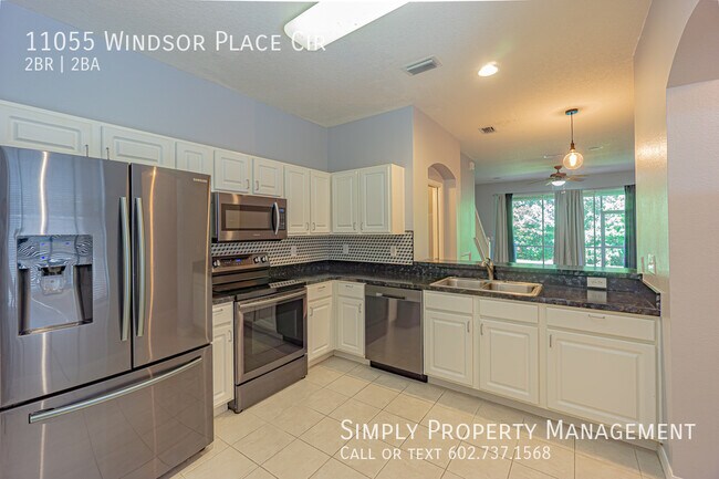Building Photo - Spacious 2 bedroom 2.5 bathroom Townhouse!