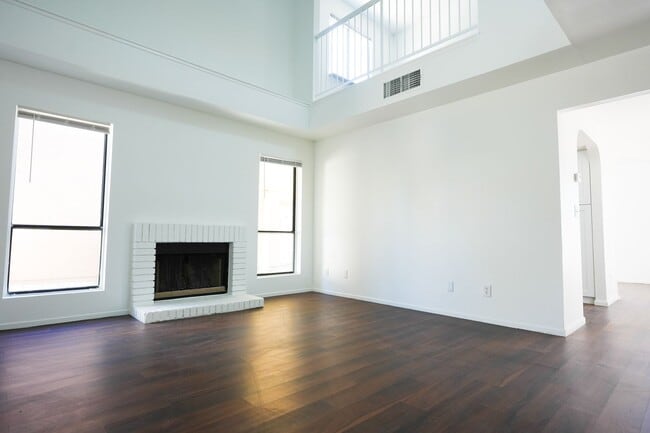 Foto del edificio - Stunning 3 Bed / 2.5 Bath Home w/ Loft, Two-Story Atrium & Remodeled Kitchen