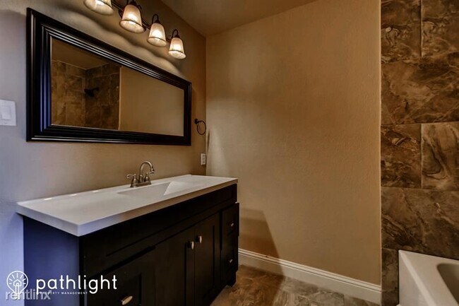 Building Photo - 4 br, 2.5 bath House - 2524 Delmar Drive