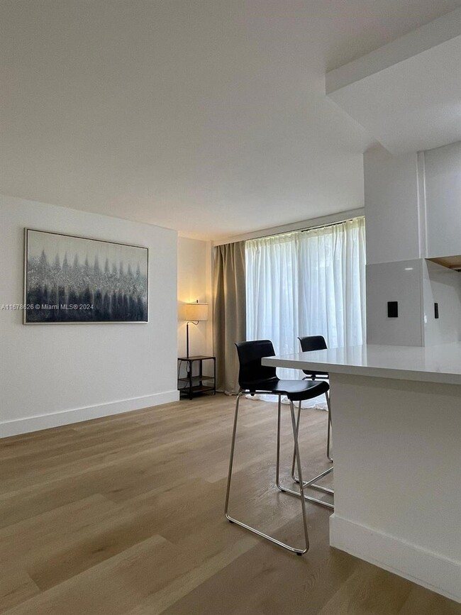 Foto del edificio - 17011 N Bay Rd