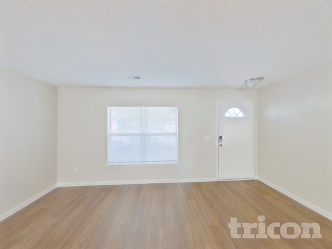 Foto del edificio - 228 Summer Park Rd