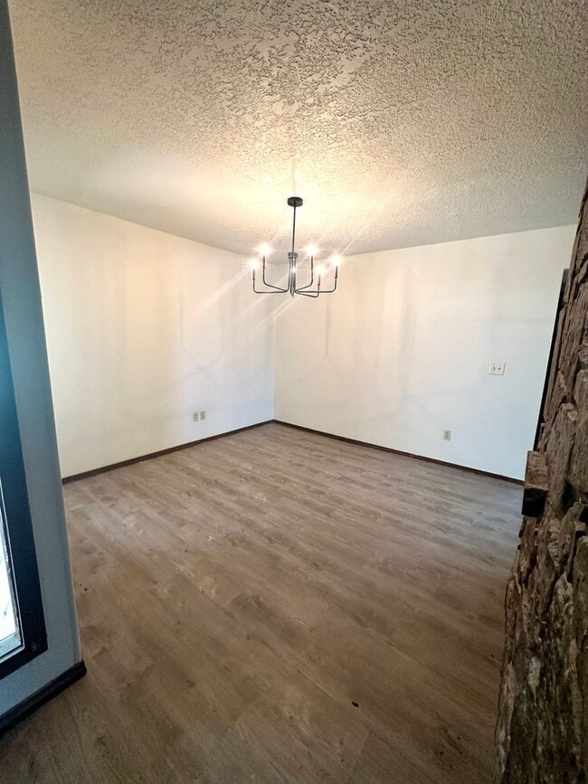 Building Photo - Spacious 3 Bedroom, 2 Bath Home!  Don't Mi...