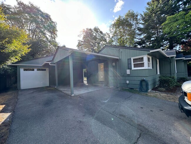 Building Photo - Burien - Recently Renovated 2 Bedroom / 1.5 Bath with Normandy Park Beach Rights