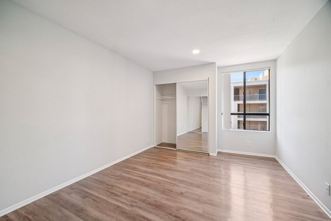 Interior Photo - 6310 Sylmar Ave