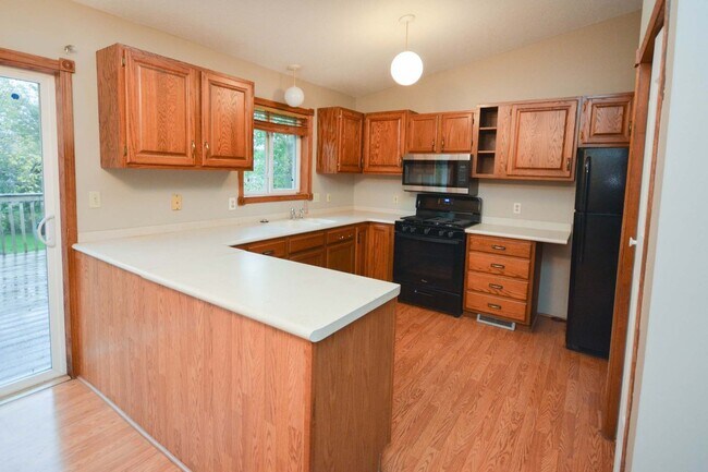 Building Photo - Great 4br home with large fenced yard in q...
