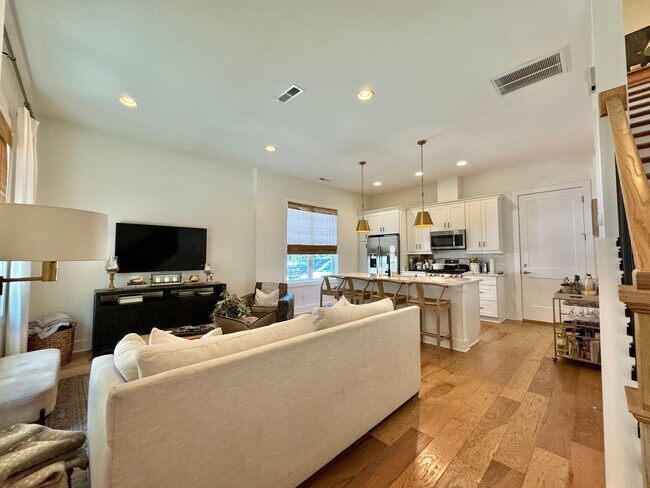 Building Photo - 2 Bed, 2.5 Bath Townhome with 2 Car Garage