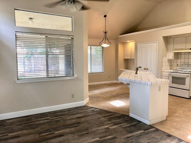 Foto del edificio - $2,295- Maple & Shepherd 3 Bedroom  - E. J...