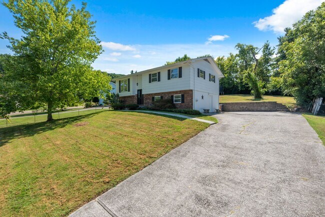 Building Photo - 5201 Aubrey Ln