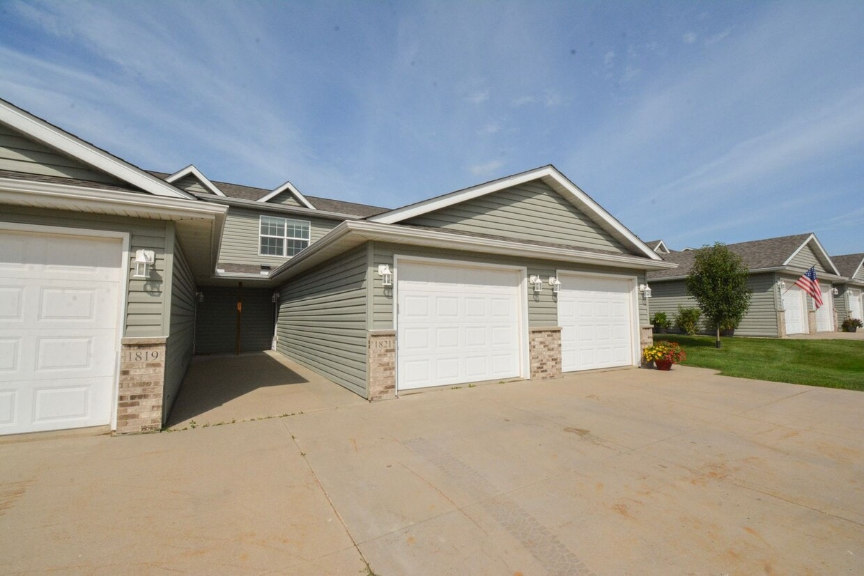 Foto principal - Cozy 2 Bed, 1.5 Bath Townhome in Stewartvi...