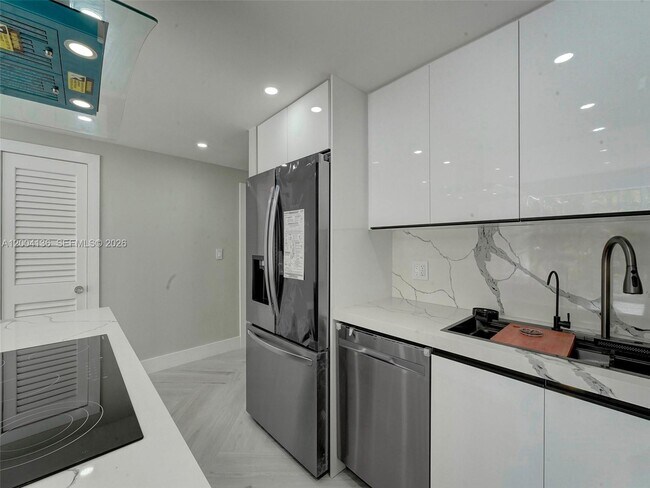 Foto del edificio - 3744 NE 167th St