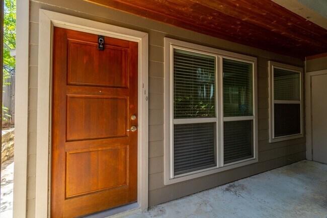 Building Photo - One bedroom condo in an Unbeatable Location!!