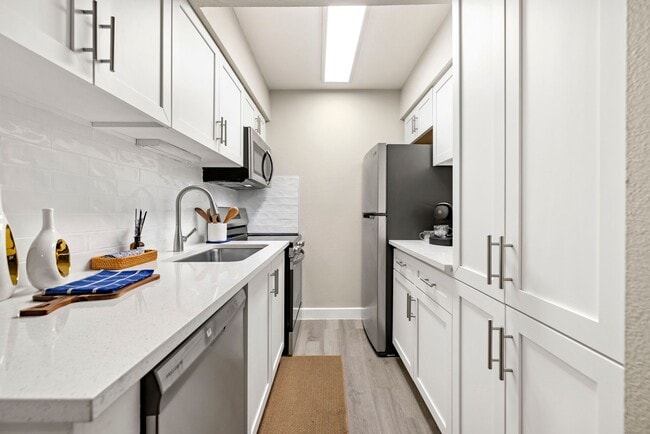Building Photo - The Halston Apartments