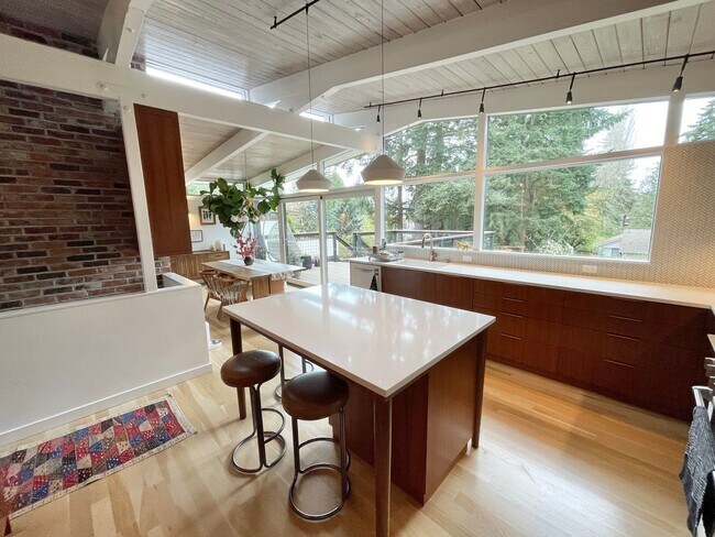 Building Photo - Sophisticated Contemporary Home in Meadowb...
