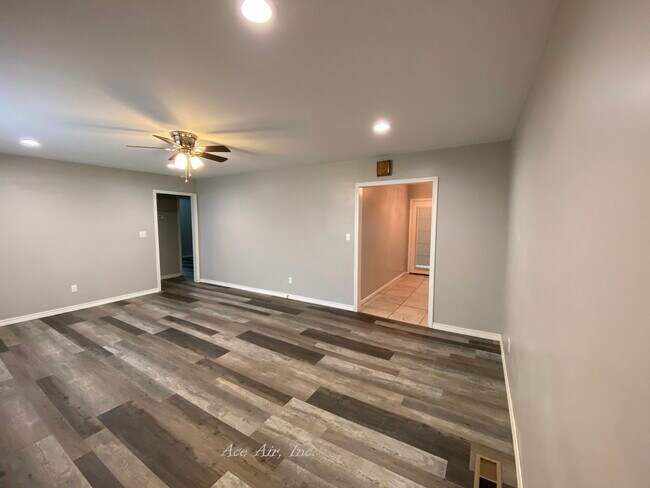 Building Photo - 1308 N Willow Rd
