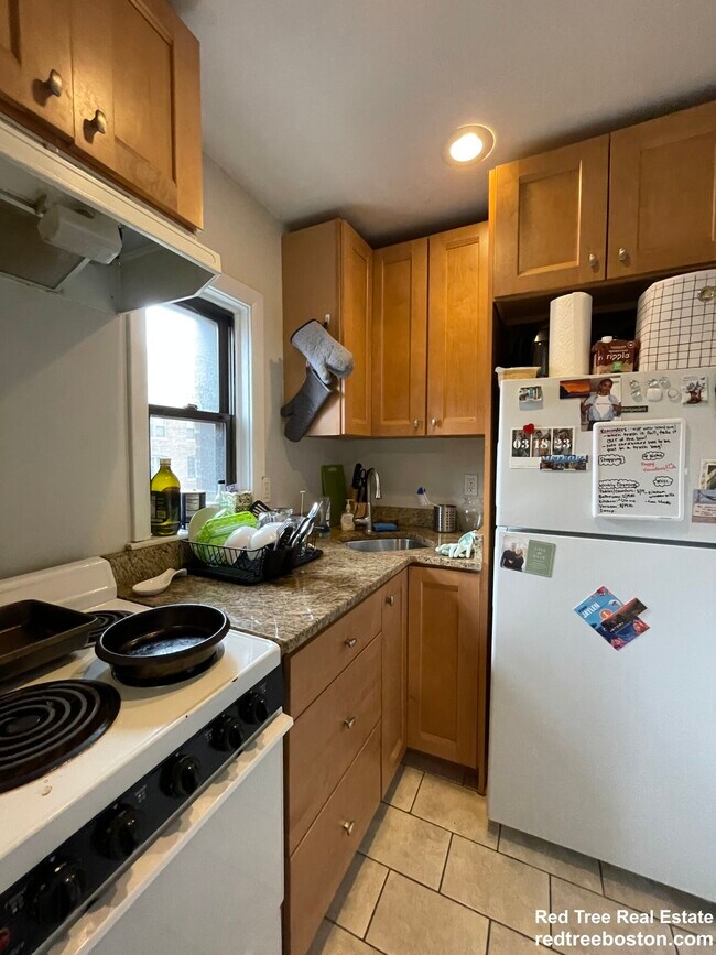 Building Photo - 906 Beacon St