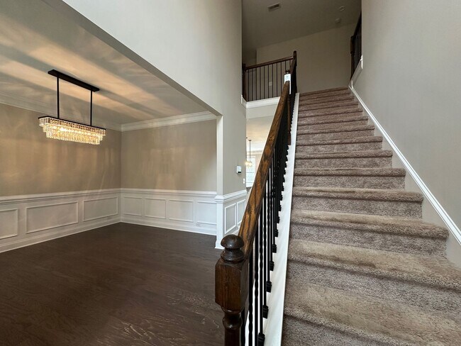 Building Photo - !!!!Spacious and Charming 5BR 3.5BA Home w/ Beautiful Kitchen • Fenced Yard in Charlotte