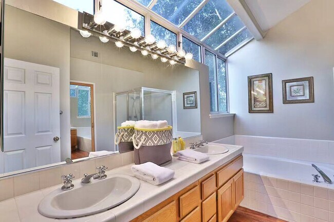 Foto del edificio - 2292 Black Pine Rd