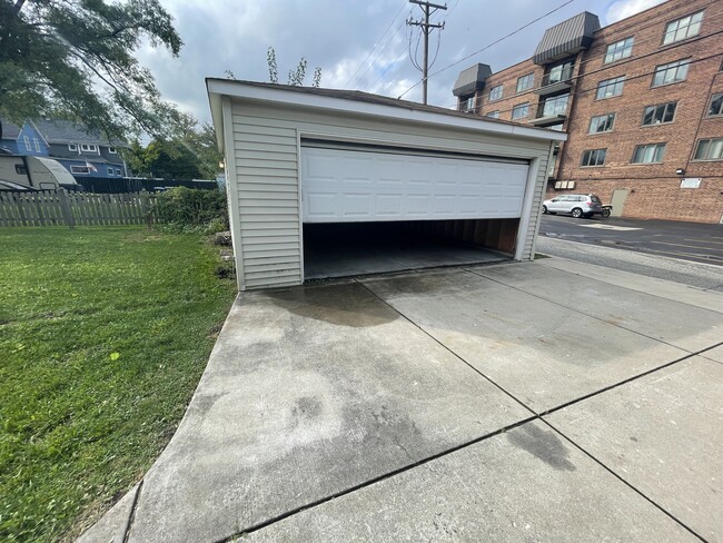 Exterior Garage - 1550 Oakwood Ave