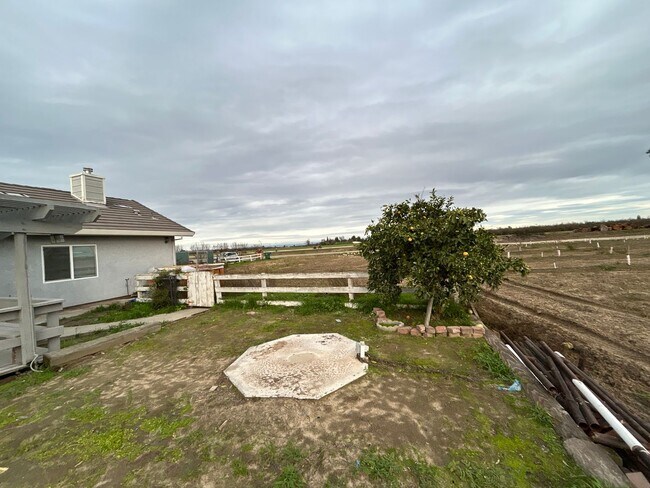 Foto del edificio - Country home with 4th bedroom/living space separate from main home