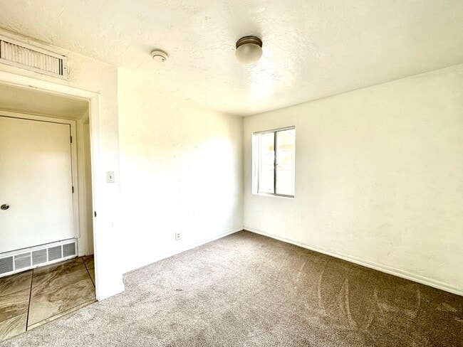 Foto del edificio - Rare Find 2/1 House IN DESIRED CENTRAL ARE...