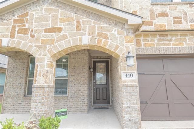 Building Photo - 410 Club House Dr