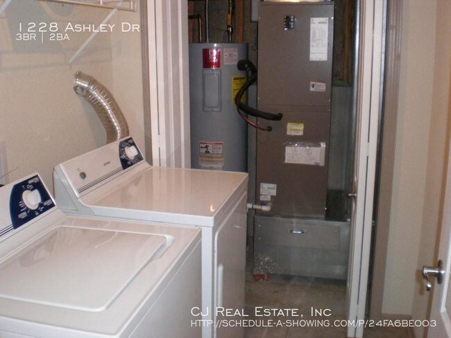 Foto del edificio - 1228 NW Ashley Dr