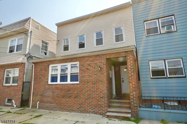 Foto del edificio - 210 Sandford Ave
