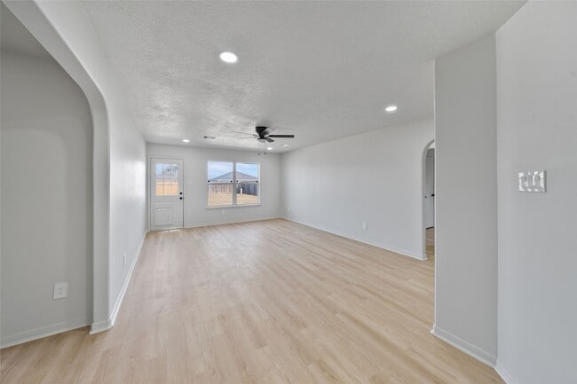 Building Photo - 5203 Panay Park Dr