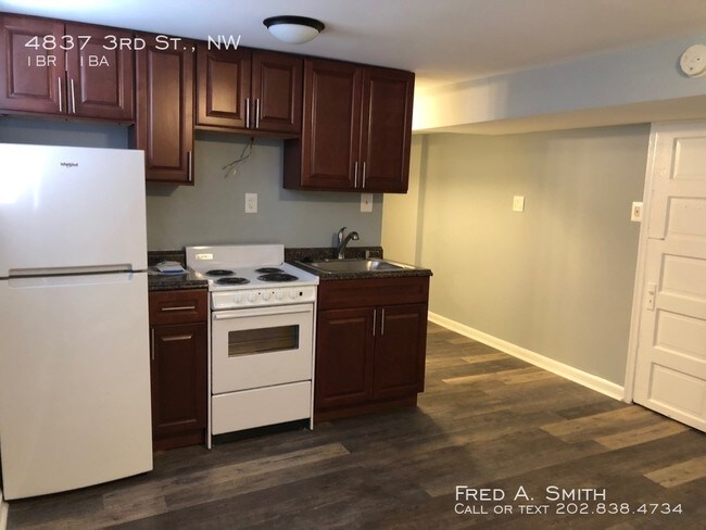 Building Photo - Basement Jr. One Bedroom Apt Available Now!