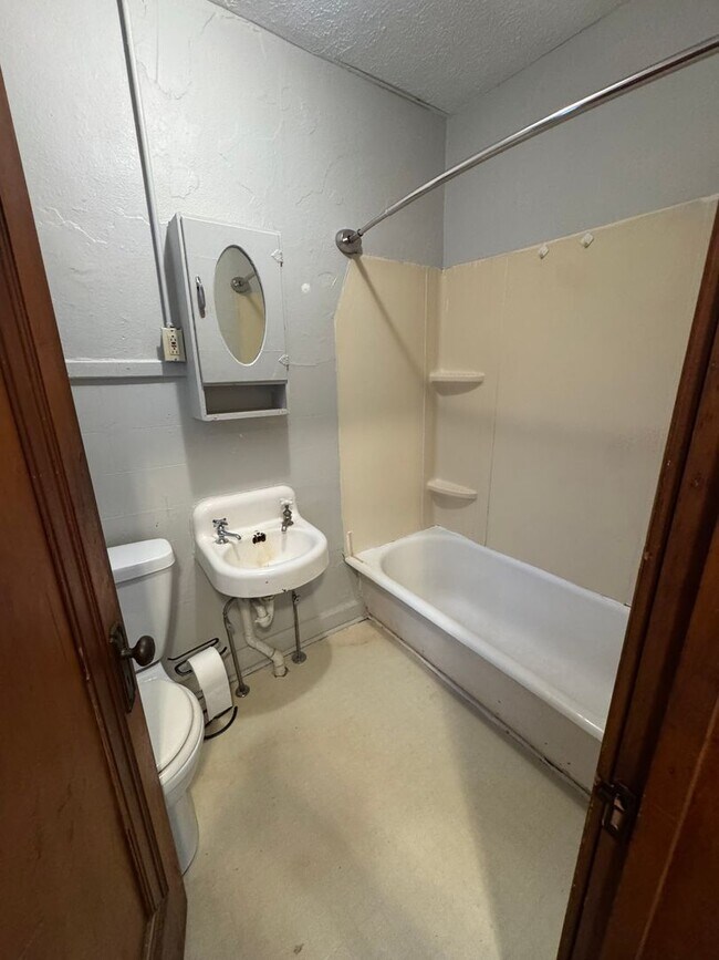 Foto del edificio - One bedroom apartment available south of downtown! Avail August 2026!