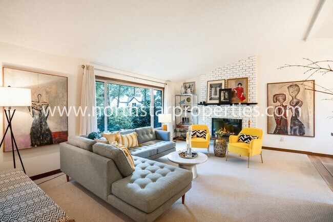 Foto del edificio - Ideal Location in Lake Grove