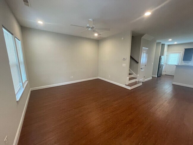 Building Photo - Student Friendly 3 Bedroom Single Family Home