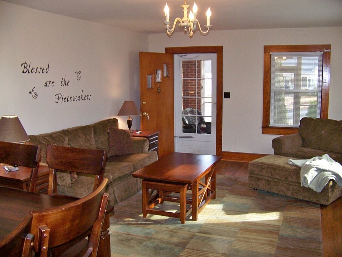 Foto principal - Furnished Two Bedrm, Brick Cottage in Mid-...