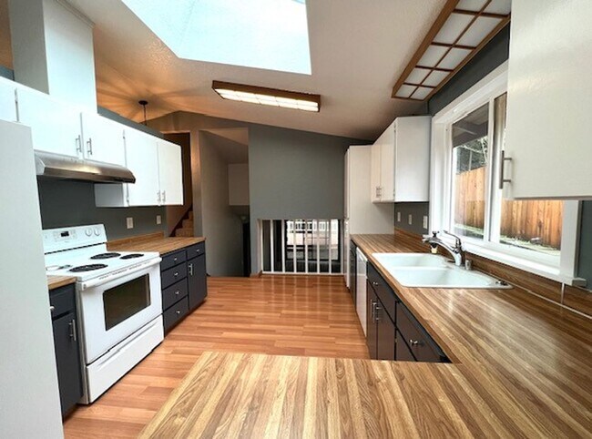 Building Photo - 3Bd/2.5Ba Edmonds House