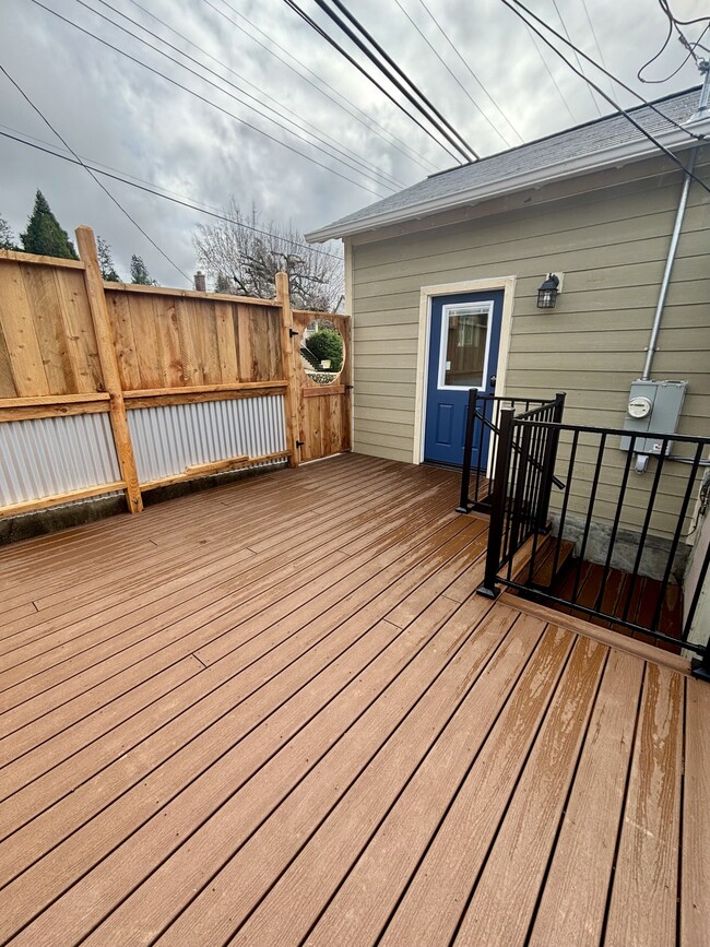 Building Photo - 668 S Auburn St