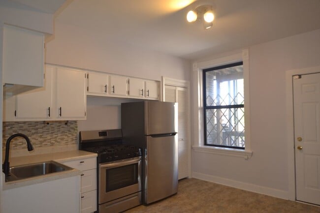 Building Photo - 2943 N Halsted St